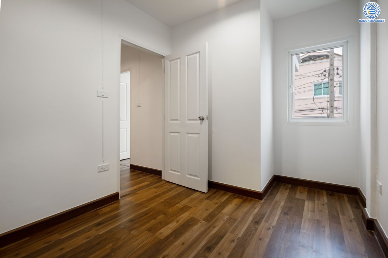 บ้านมือสองตกแต่งใหม่ ม.พิบูลย์การ์เด้นวิลล์ พิบูลย์สงคราม-พระราม5 เนื้อที่ 18 ตร.ว. ฟังก์ชัน 3 ห้องนอน 2 ห้องน้ำ จอดรถได้ 1 คัน บนสุดยอดทำเล! เชื่อมถนนพิบูลย์สงคราม, วงศ์สว่าง, นครอินทร์ และติวานนท์ ใกล้จุดขึ้นทางด่วนศรีรัช-วงแหวนรอบนอก ใกล้รถไฟฟ้า "สถานีแยกติวานนท์"...